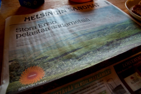 "Stora Enso räddar regnskogar", står det på förstasidan på tidningen Helsingin Sanomaat dagen efter bolagsstämman.